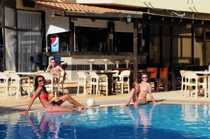 Паралимни: Amore Hotel Apartments