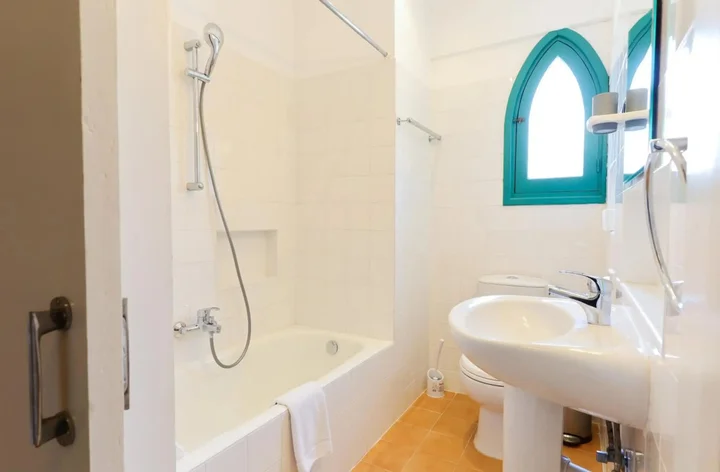 Пафос: Axiothea Hotel