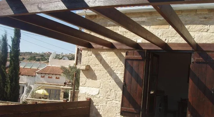 Точни: Vrakas House