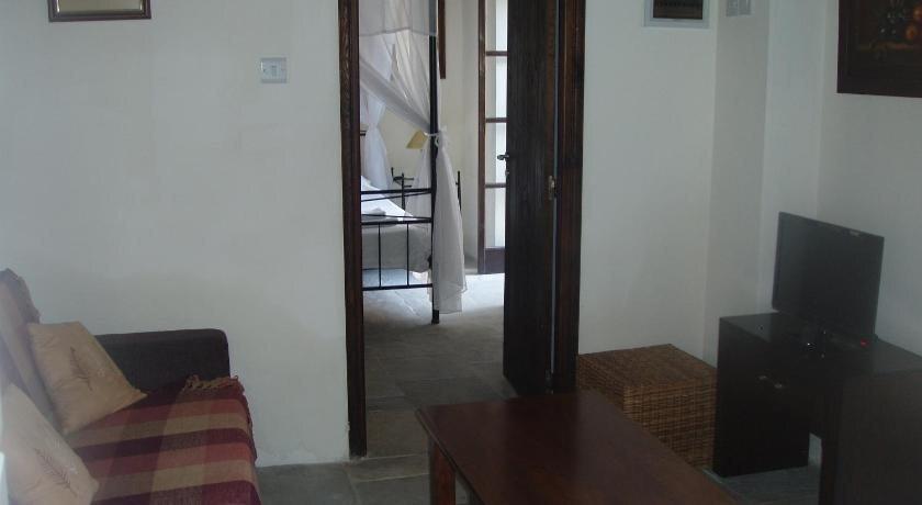 Точни: Vrakas House
