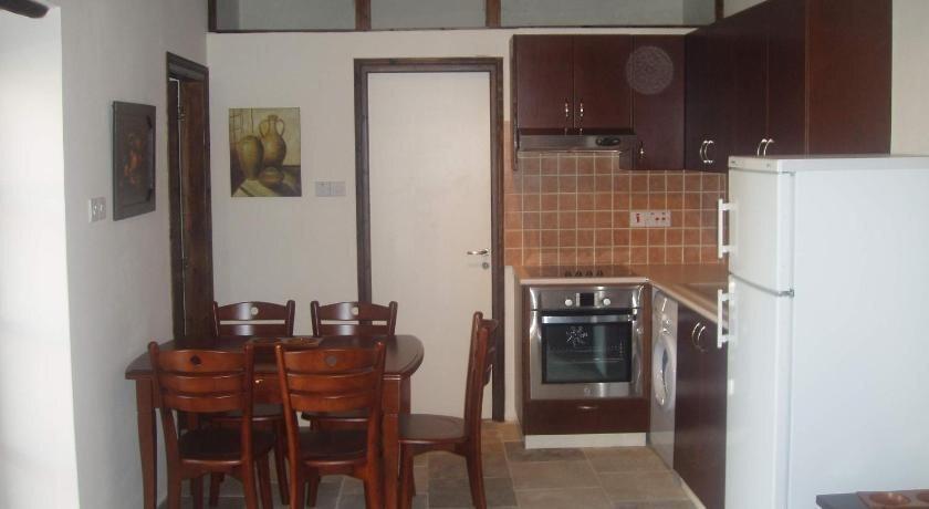 Точни: Vrakas House