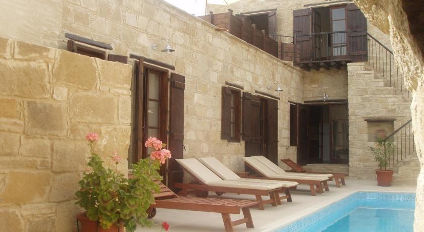 Точни: Vrakas House