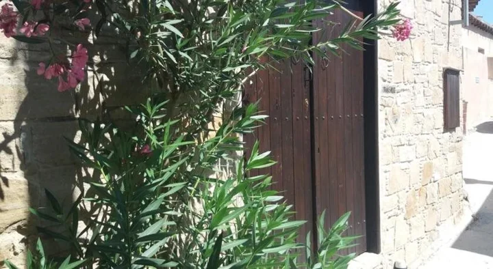 Точни: Vrakas House