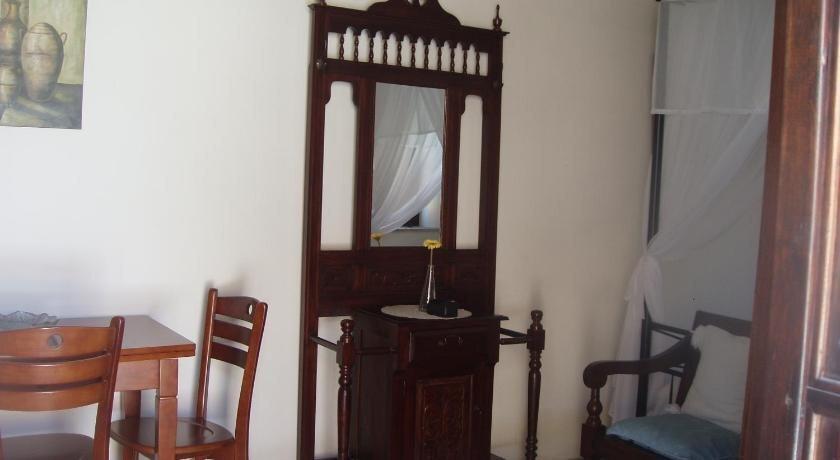 Точни: Vrakas House