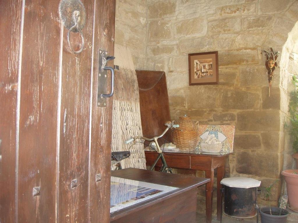 Точни: Vrakas House