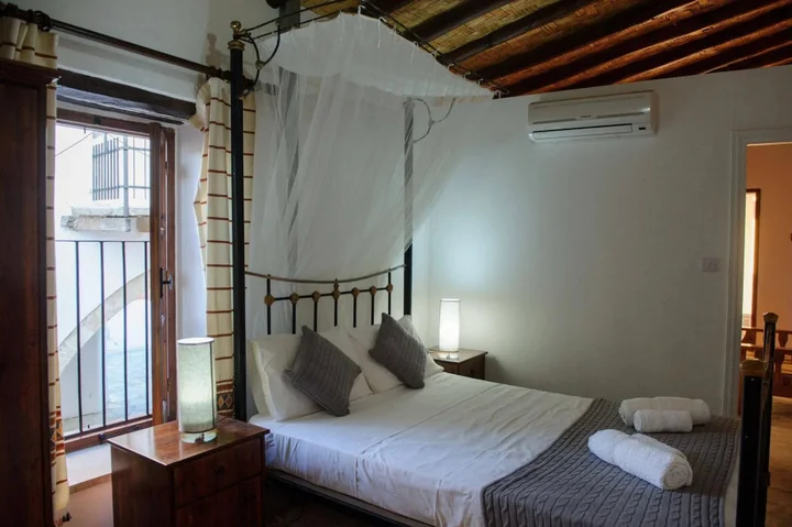 Марони: Teacher House