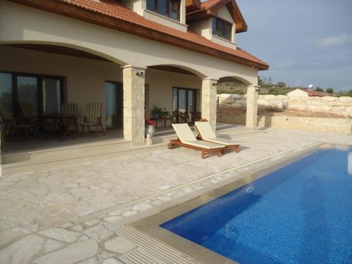 Лимассол: Petralona Apartment