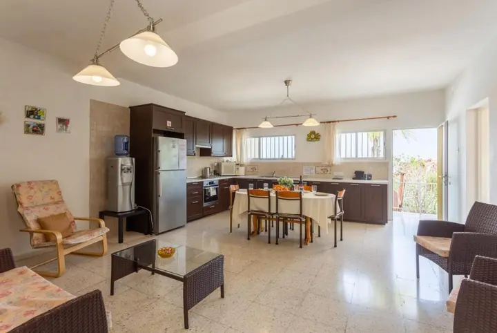 Нео Хорио: Yiangos House