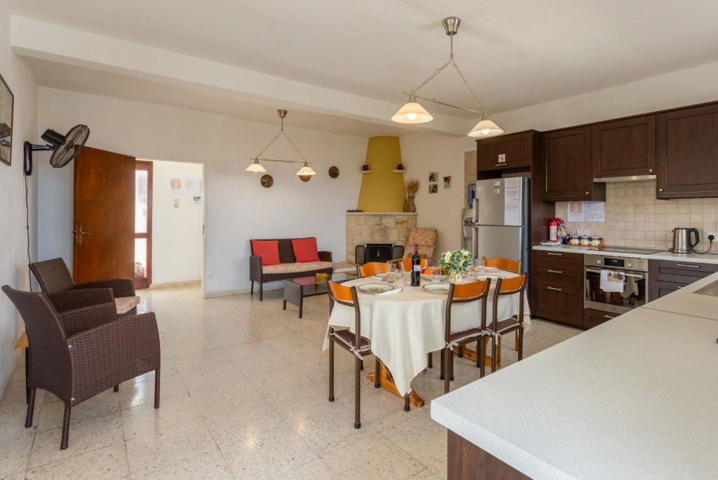 Нео Хорио: Yiangos House