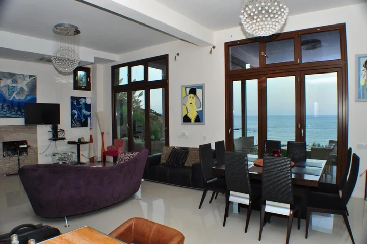 Помос: Beach Villa Pantheon