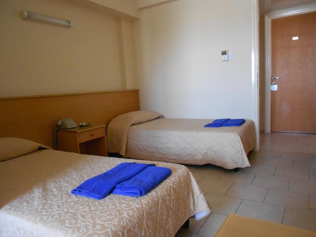 Агиа-Варвара: Denis Hotel