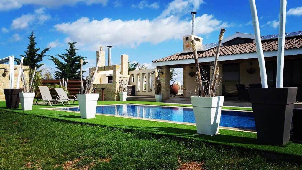 Агиа-Варвара: The Carob Tree Ranch