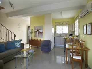 Паралимни: Valentina Townhouse