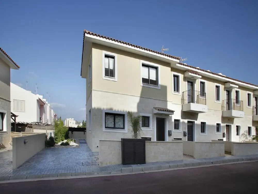 Паралимни: Valentina Townhouse