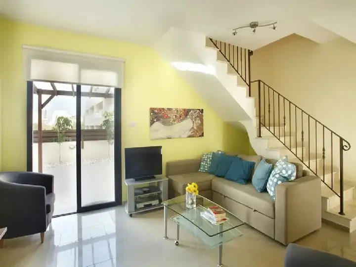 Паралимни: Valentina Townhouse