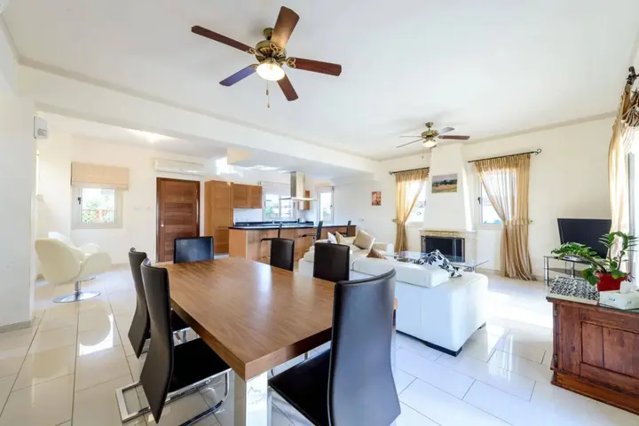 Паралимни: Villa Alex