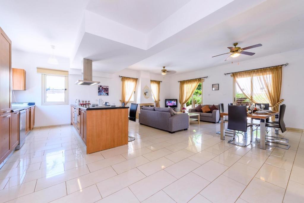 Паралимни: Villa Alex