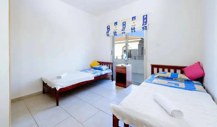 Паралимни: Villa Alex