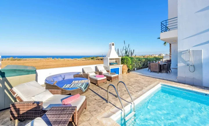 Паралимни: Villa Bella