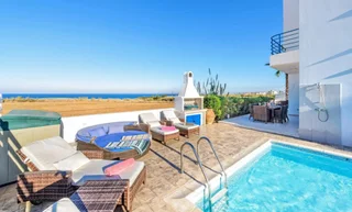 Паралимни: Villa Bella
