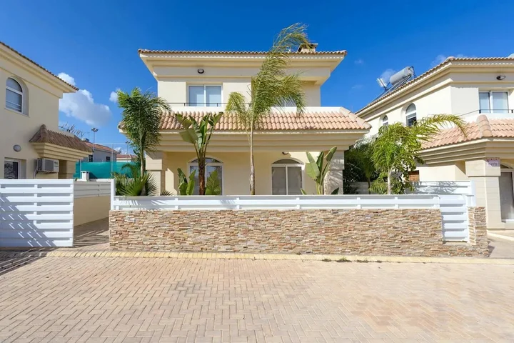 Паралимни: Villa Ariel