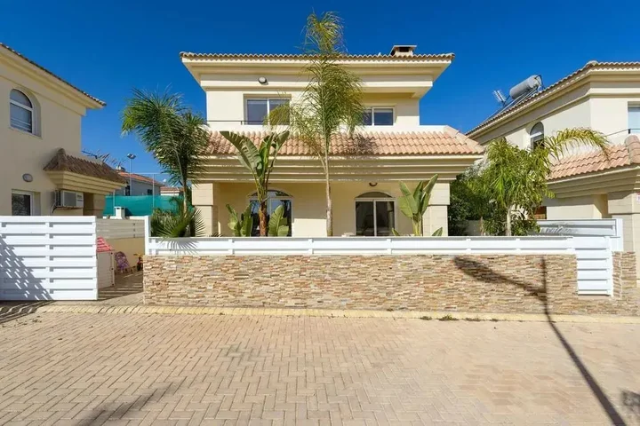 Паралимни: Villa Ariel