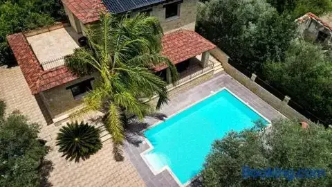 Милиу: Valencia Grove Villa