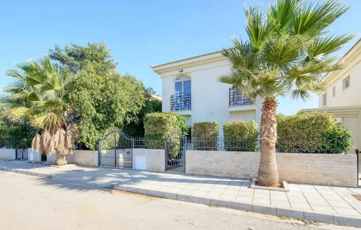Паралимни: Villa Ariadne