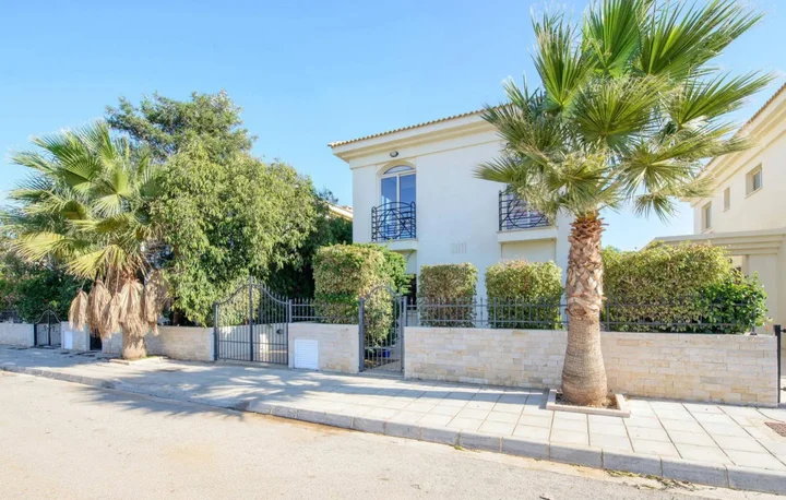Паралимни: Villa Ariadne