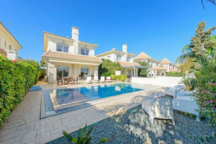 Паралимни: Villa Ariadne