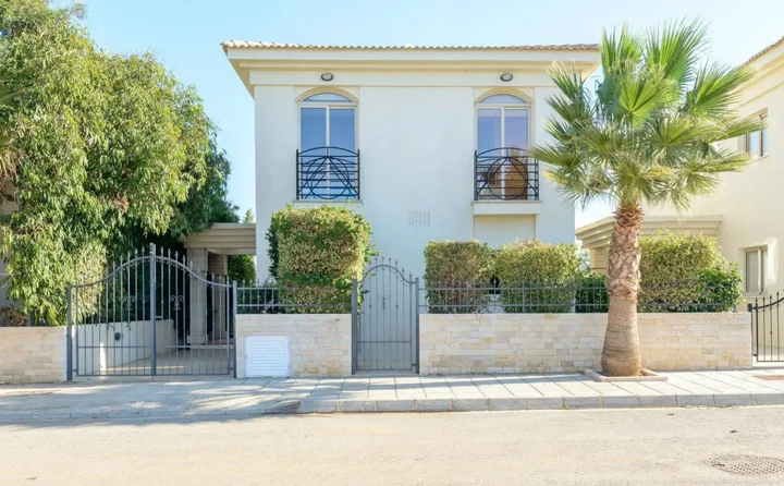 Паралимни: Villa Ariadne