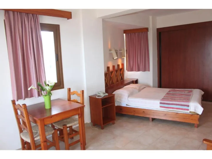 Кирения: Topset Hotel