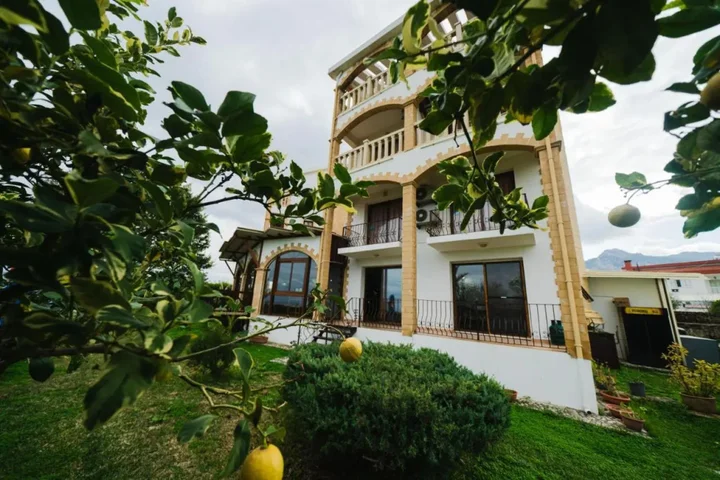 Кирения: Topset Hotel