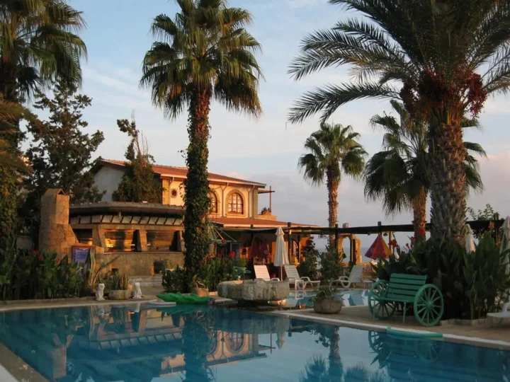Кирения: Topset Hotel