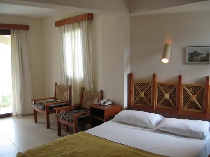Кирения: Topset Hotel