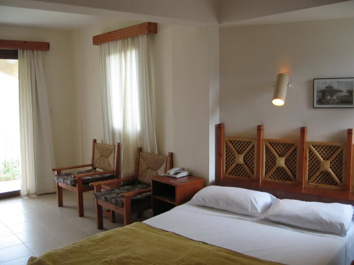 Кирения: Topset Hotel