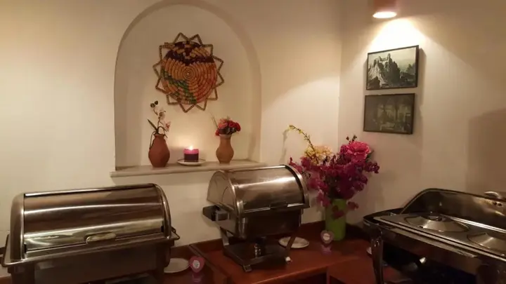 Кирения: Topset Hotel