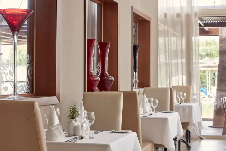 Агиос Тихонас: Atlantica Bay Hotel - Adults Only