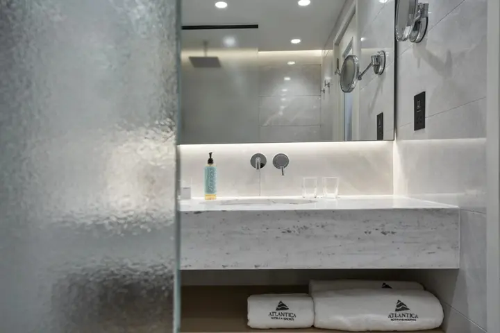 Агиос Тихонас: Atlantica Bay Hotel - Adults Only
