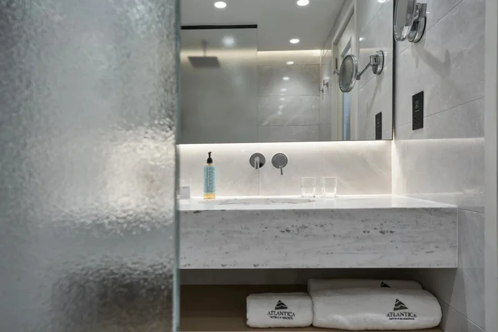 Агиос Тихонас: Atlantica Bay Hotel - Adults Only