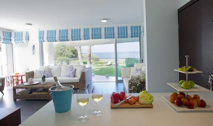 Паралимни: Trident Beach Front Suite