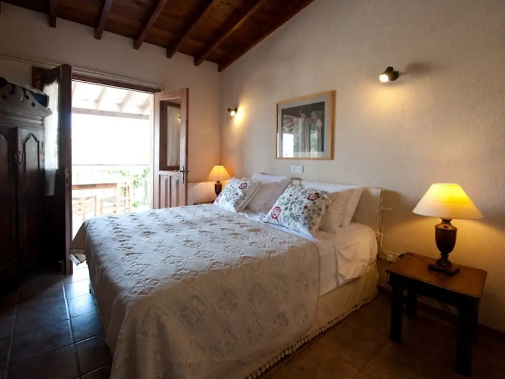 Точни: Adamos House