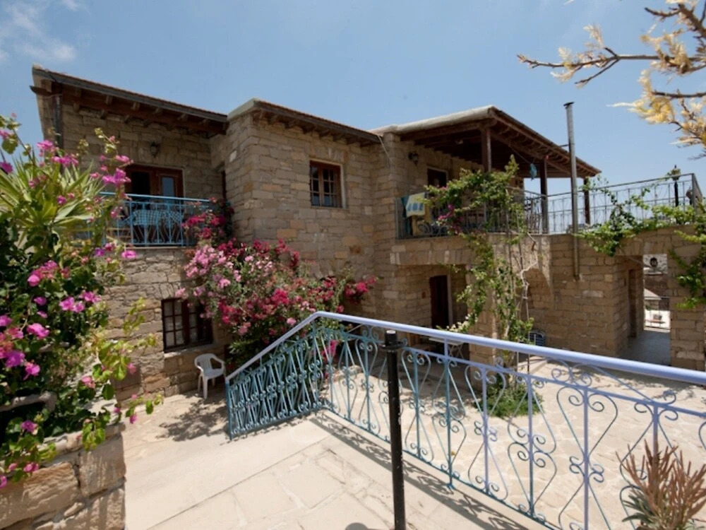 Точни: Adamos House