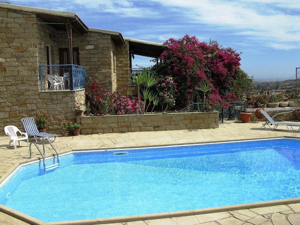 Точни: Adamos House