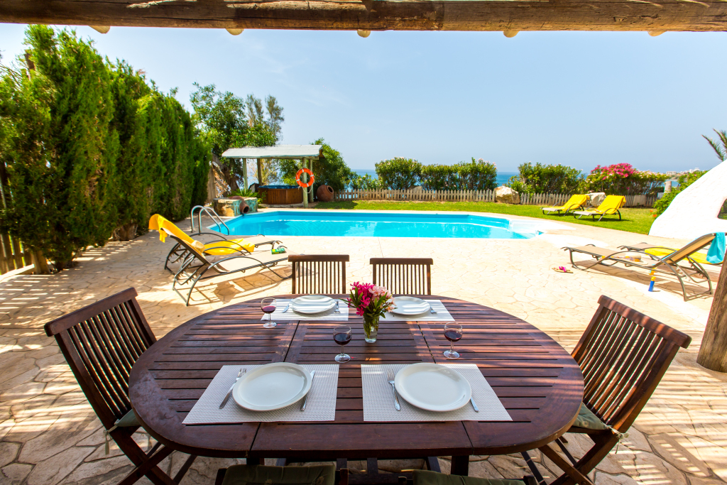 Помос: Villa Clarissa & Carmel’s View