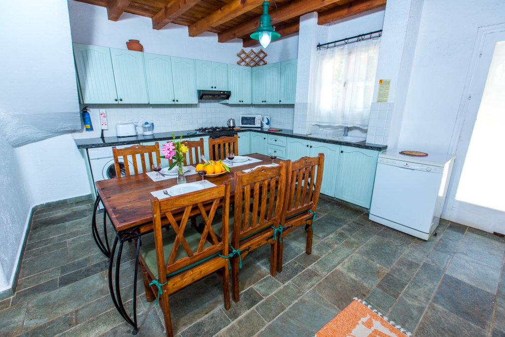 Помос: Villa Clarissa & Carmel’s View