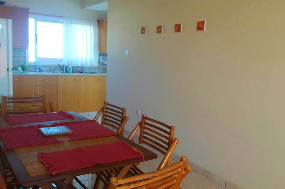 Паралимни: Golden Sea View Apartment