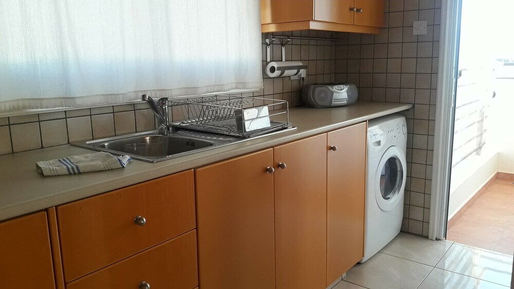 Паралимни: Golden Sea View Apartment