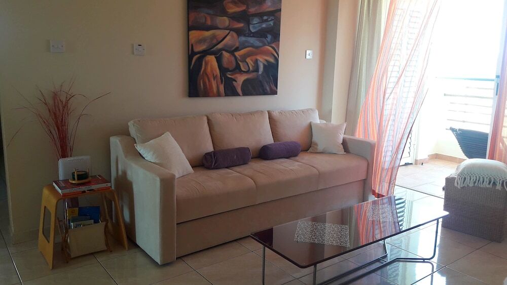 Паралимни: Golden Sea View Apartment