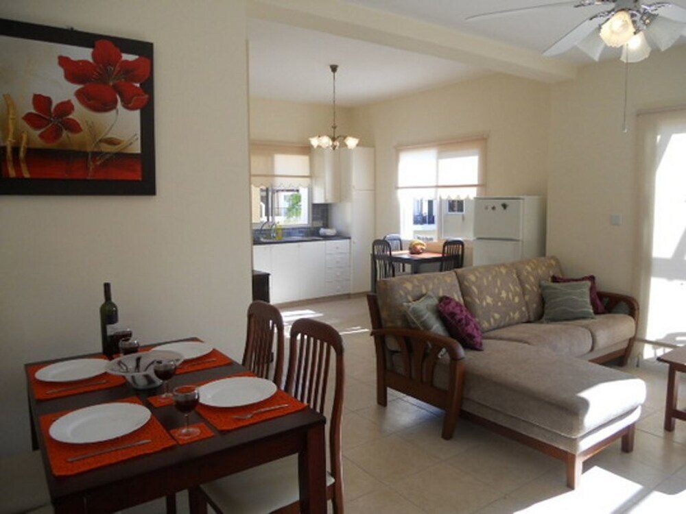 Пафос: Sirena Sunrise Prestige Apartments